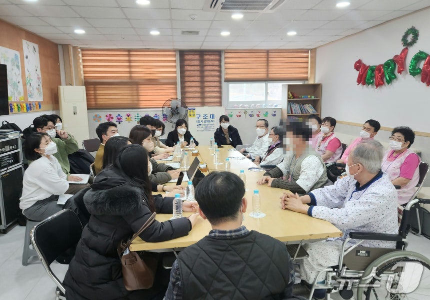 보건복지부 출입기자단 공동 취재에 응한 경북 예천 경도요양병원의 입원 환자들과 간병인들.(보건복지부 제공)