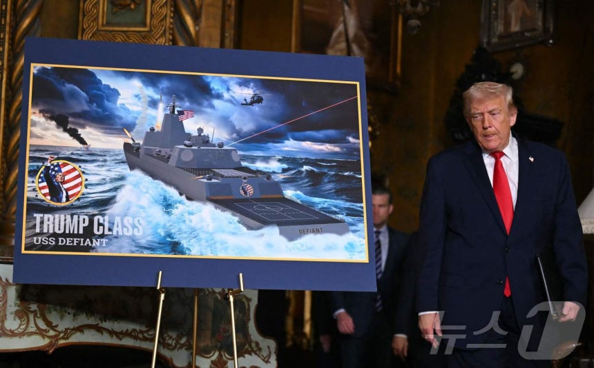 도널드 트럼프 미국 대통령이 22일(현지시간) 플로리다 마러라고 리조트에서 '황금 함대' 구상을 공개하면서 새로운 '트럼프급' 전함 건조 계획을 설명하고 있다.ⓒ AFP=뉴스1