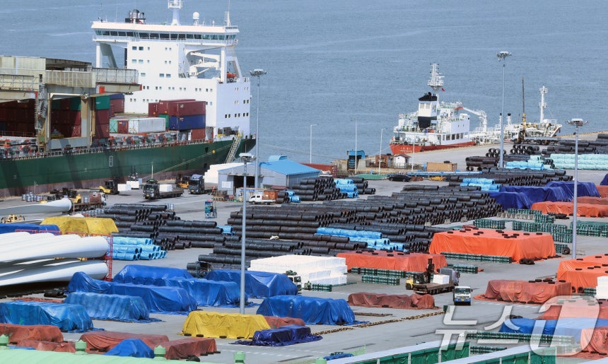 경기 평택항 야적장에 철강 제품이 선적을 기다리고 있다.2025.8.17/뉴스1 ⓒ News1 구윤성 기자