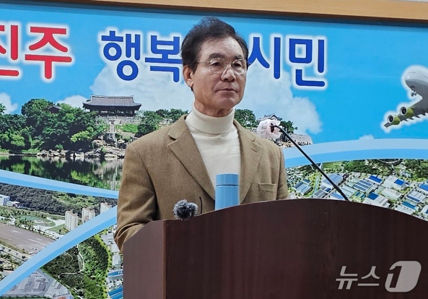 김상권 전 경남교육청 교육국장이 23일 진주시청 브리핑룸에서 기자회견을 열고 여론조사 결과와 관련해 기자회견을 하고 있다.2025.12.23/뉴스1 한송학기자