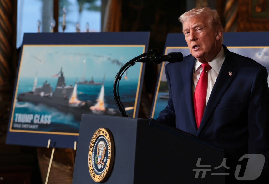 도널드 트럼프 미국 대통령이 22일 플로리다주 마러라고에서 '황금 함대' 구상을 발표하고 있다.2025.12.22 ⓒ 로이터=뉴스1 ⓒ 로이터=뉴스1 ⓒ News1 허정현 기자