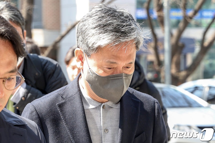 '드라마 제작사 고가 인수 의혹'을 받는 김성수 카카오엔터테인먼트 대표가 21일 오후 서울 양천구 남부지방법원에서 열린 영장실질심사에 출석하고 있다.앞서 검찰은 지난 1월29일 김 대표에 대해 구속영장을 청구했었다