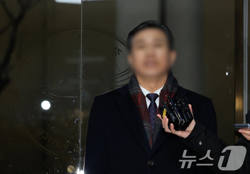 통일교 전 총무처장 조 모씨가 23일 서울 서대문구 경찰청에 참고인 신분으로 출석하기 전 취재진 질문에 답하고 있다.2025.12.23/뉴스1 ⓒ News1 이호윤 기자