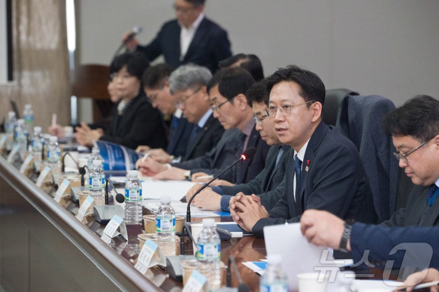 배경훈 부총리 겸 과학기술정보통신부 장관이 22일 오후 세종특별자치시 국가과학기술연구회에서 열린 '출연연 기관장 간담회' 에서 발언하고 있다.(과학기술정보통신부 제공.재판매 및 DB 금지) 2025.12.22/뉴