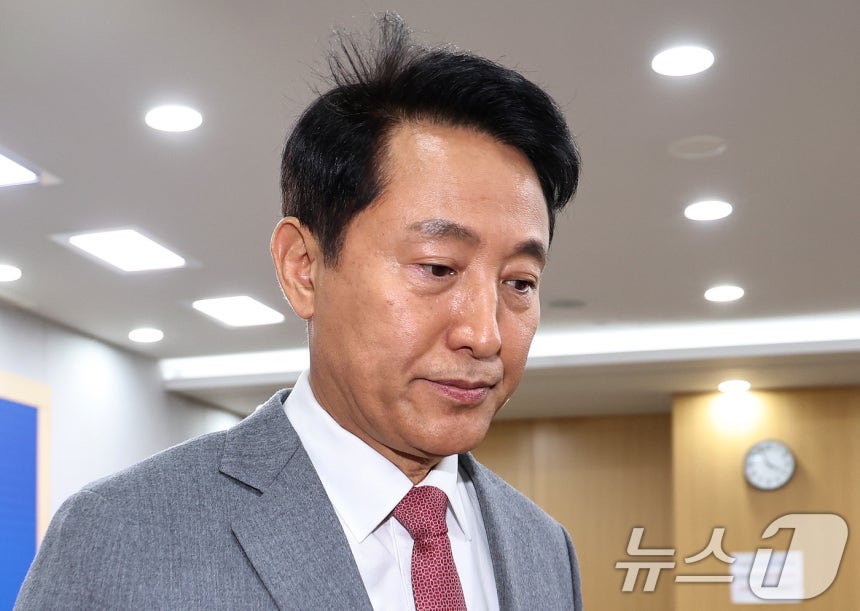 오세훈 서울시장이 1일 오후 서울시청에서 김건희 특검이 오 시장을 '명태균 여론조사비' 대납 혐의로 기소한 것과 관련해 입장을 밝힌 뒤 브리핑실을 나서고 있다.2025.12.1/뉴스1 ⓒ News1 구윤성 기자