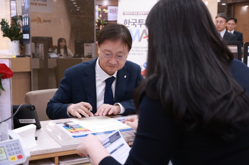 이찬진 금융감독원장,첫 출시 IMA 가입