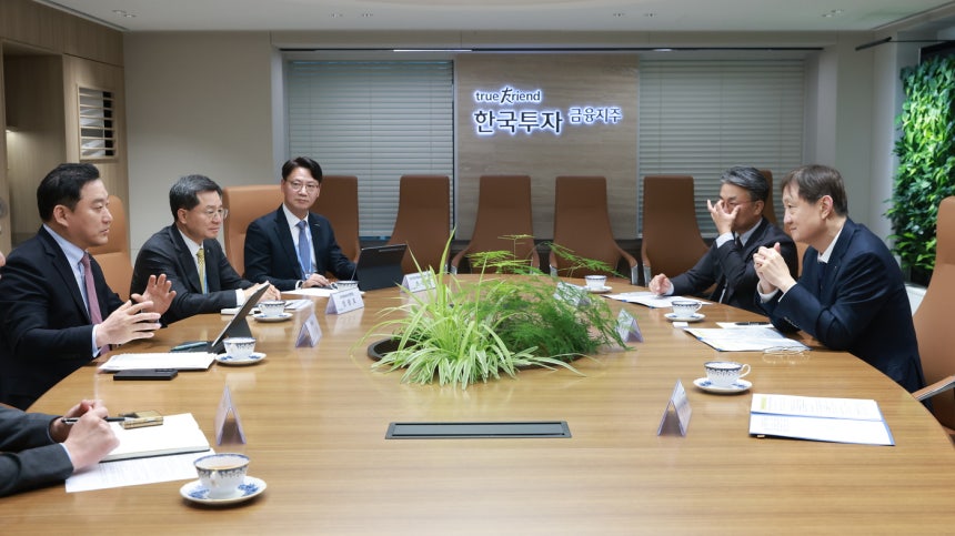 이찬진 금융감독원장이 한국투자증권 및 지주 경영진과 면담하고 있다.