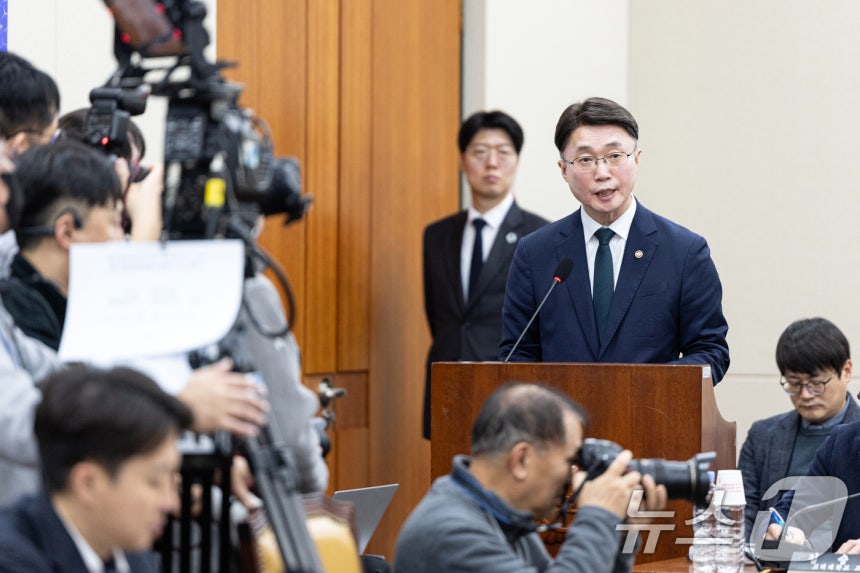 류제명 과학기술정보통신부 제2차관이 2일 서울 여의도 국회에서 열린 제429회국회(정기회) 과학기술정보방송통신위원회 제18차 전체회의에 출석해 쿠팡에서 발생한 개인정보 유출 사고 관련 보고를 하고 있다.2025.1