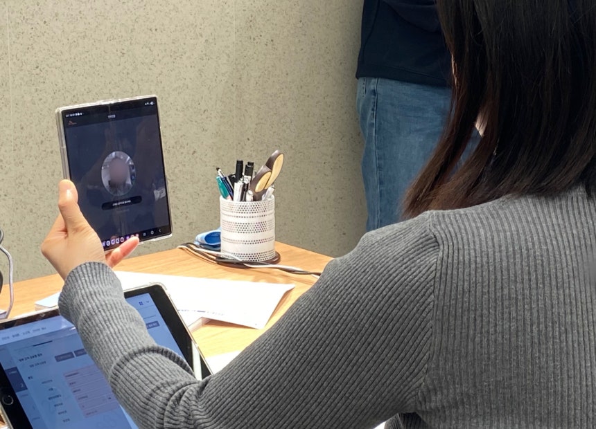 휴대전화 개통 시 안면인증이 진행되는 모습.2025.12.23/뉴스1 ⓒ News1 신은빈 기자