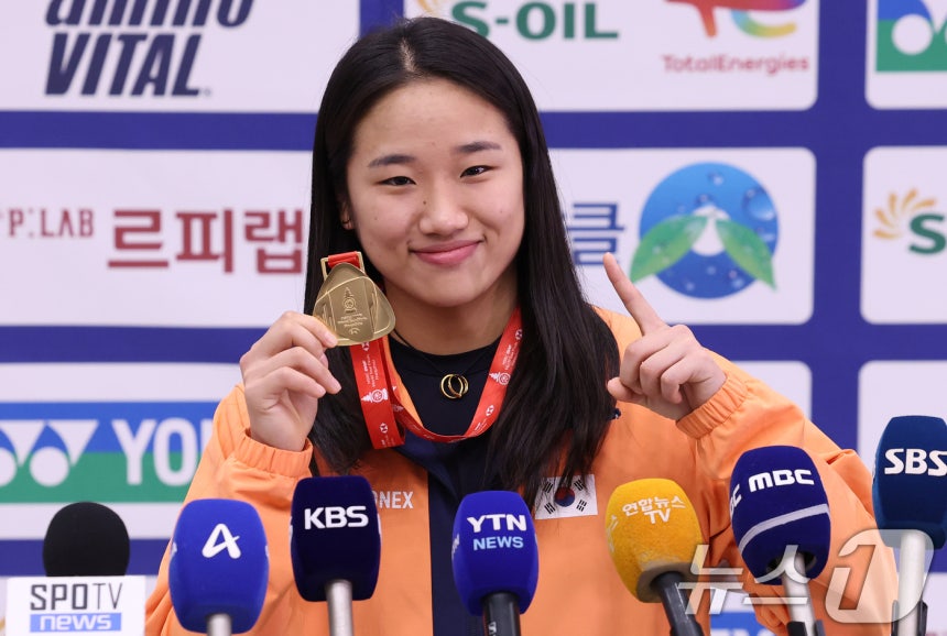 배드민턴 왕중왕전에서 시즌 최다 11관왕 대기록을 달성한 ‘셔틀콕 여제’ 안세영이 22일 오후 인천국제공항을 통해 귀국해 메달을 들고 포즈를 취하고 있다. 2025.12.22/뉴스
