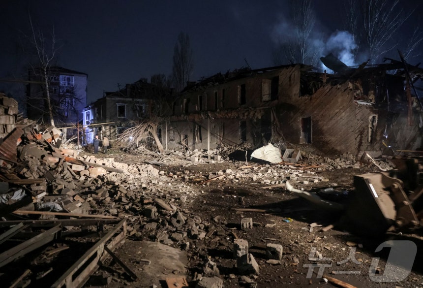 3일(현지시간) 우크라이나 시베르스크의 아파트 건물들이 러시아군의 공습으로 피해를 입은 모습.2025.12.03.ⓒ 로이터=뉴스1 ⓒ News1 윤다정 기자