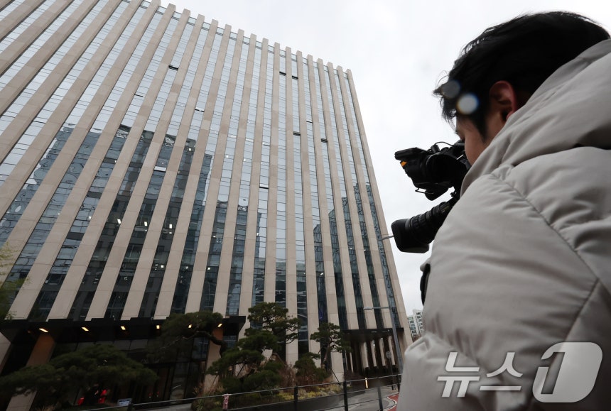 '쿠팡 퇴직금 미지급 무혐의 외압' 의혹을 수사하는 관봉권·쿠팡 상설 특검팀이 23일 서울 송파구에 위치한 쿠팡풀필먼트서비스에 대한 압수수색에 착수한 가운데 취재진이 현장에 대기하고 있다.2025.12.23/뉴스1