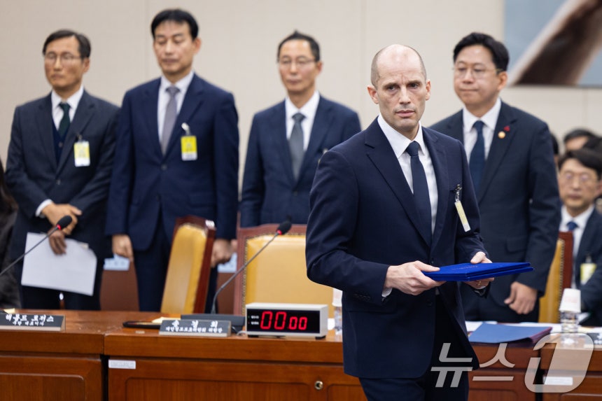 해롤드 로저스 쿠팡 임시 대표가 17일 서울 여의도 국회 과학기술정보방송통신위원회에서 열린 쿠팡 개인정보 유출 사고 관련 청문회에서 증인 선서를 마친 후 최민희 과방위원장에게 선서문을 전달하기 위해 이동하고 있다.