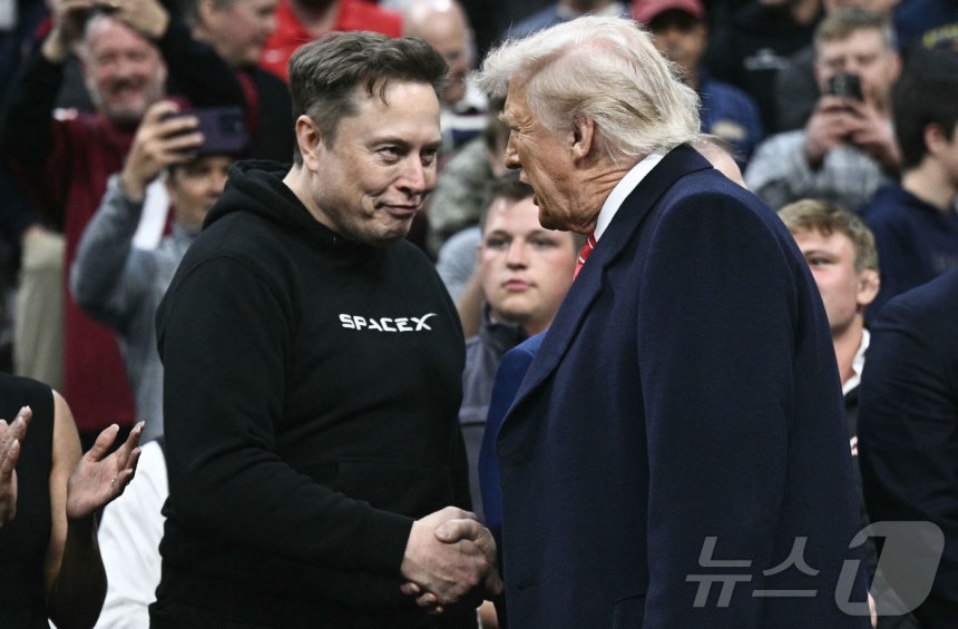도널드 트럼프 미국 대통령과 일론 머스크 테슬라 최고경영자(CEO)가 지난 3월 펜실베이니아주 필라델피아 웰스파고 센터에서 열린 스포츠 행사에서 만나 악수하고 있다.ⓒ AFP=뉴스1