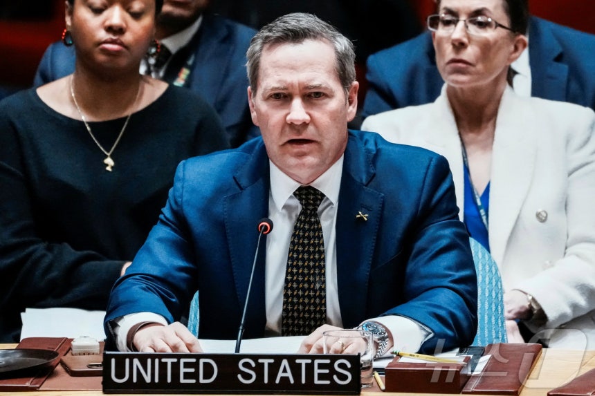 마이크 왈츠 유엔 주재 미국 대사가 23일(현지시간) 뉴욕 유엔 본부에서 열린 안전보장이사회 회의에서 베네수엘라에 대한 미국의 일련의 방침에 대해 논의하고 있다.2025.12.23 ⓒ 로이터=뉴스1 ⓒ News1 