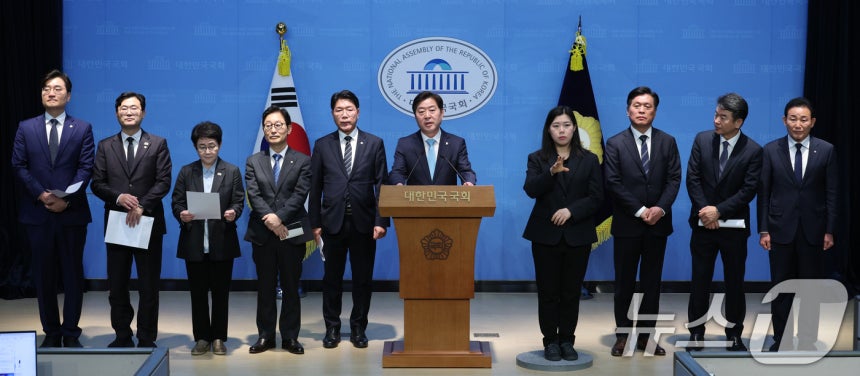 대전·충남에 지역구를 둔 더불어민주당 의원들이 지난 19일 서울 여의도 국회 소통관에서 대전·충남 통합 관련 기자회견을 하고 있다.2025.12.19/뉴스1 ⓒ News1 신웅수 기자