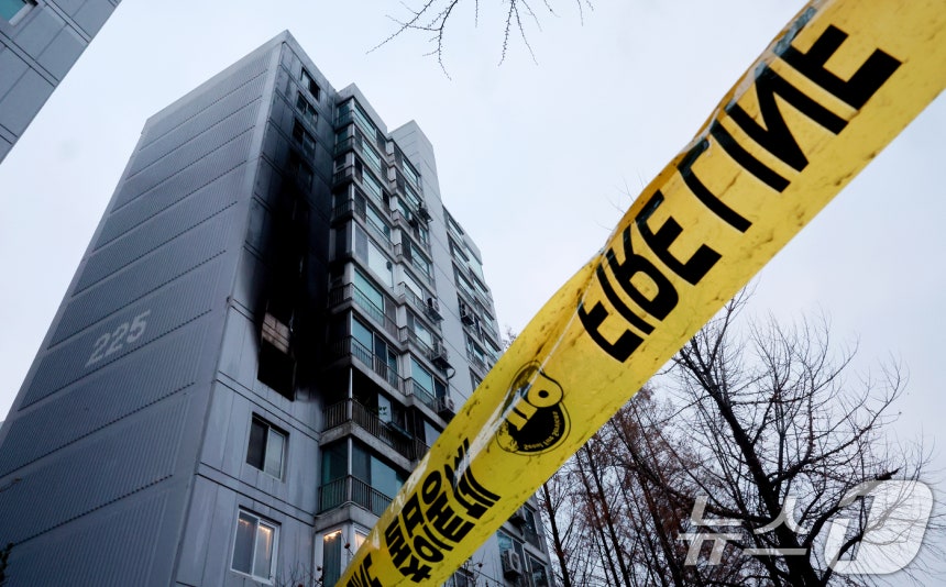 24일 오전 서울 송파구 방이동 한 아파트 5층에서 화재가 발생해 현장이 검게 그을려 있다.이번 화재로 심정지 상태로 2명이 병원으로 이송됐으며 주민 37명이 대피하고 4명이 구조됐다.소방당국은 오전 7시 11분