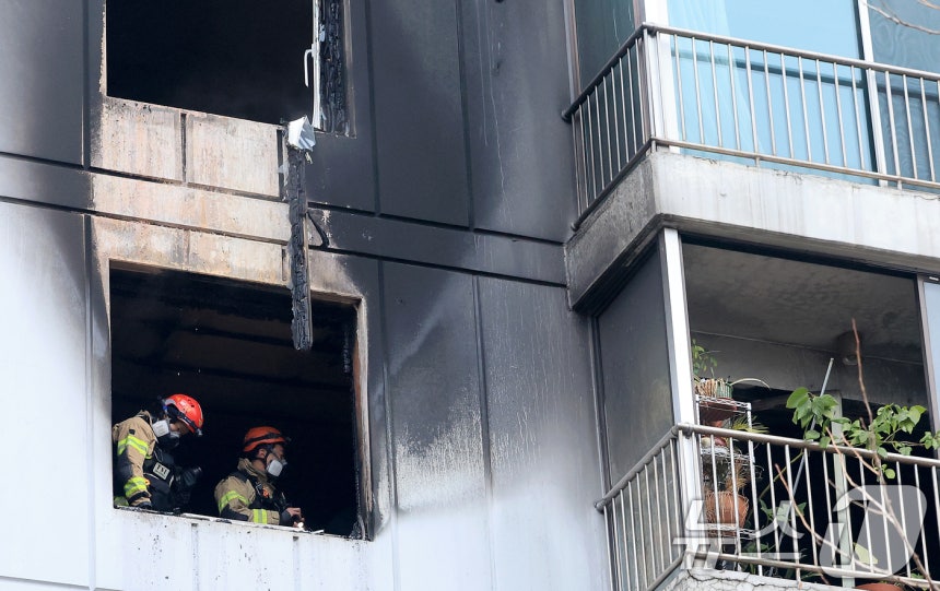 24일 오전 서울 송파구 방이동 한 아파트 5층에서 화재가 발생해 소방대원들이 현장을 살펴보고 있다.2025.12.24/뉴스1 ⓒ News1 이호윤 기자