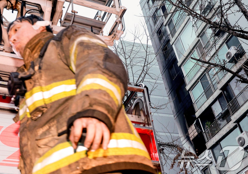 24일 오전 서울 송파구 방이동 한 아파트 5층에서 화재가 발생해 소방대원들이 현장을 살펴보고 있다.2025.12.24/뉴스1 ⓒ News1 이호윤 기자