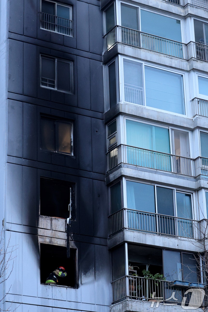 24일 오전 서울 송파구 방이동 한 아파트 5층에서 화재가 발생해 소방대원들이 현장을 살펴보고 있다.2025.12.24/뉴스1 ⓒ News1 이호윤 기자