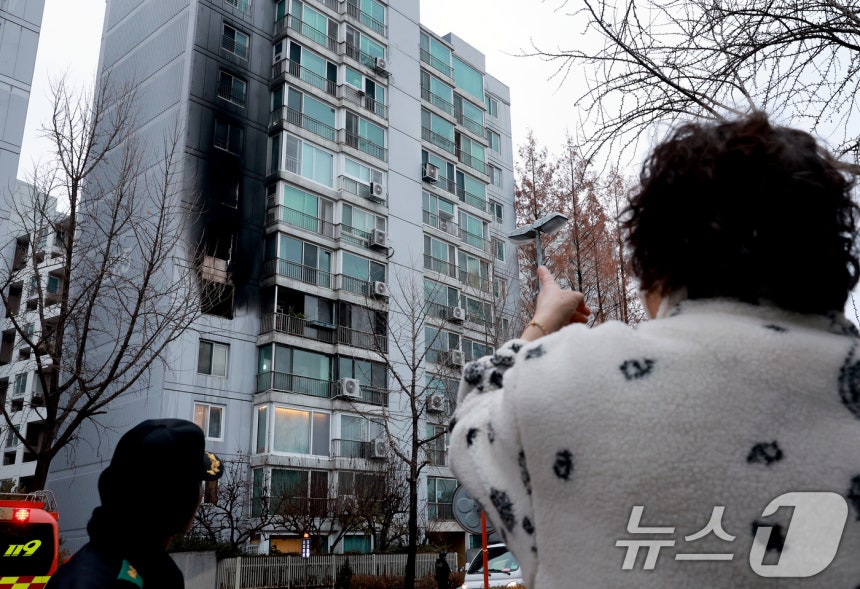 24일 오전 서울 송파구 방이동 한 아파트 5층에서 화재가 발생해 현장이 검게 그을려 있다.2025.12.24/뉴스1 ⓒ News1 이호윤 기자