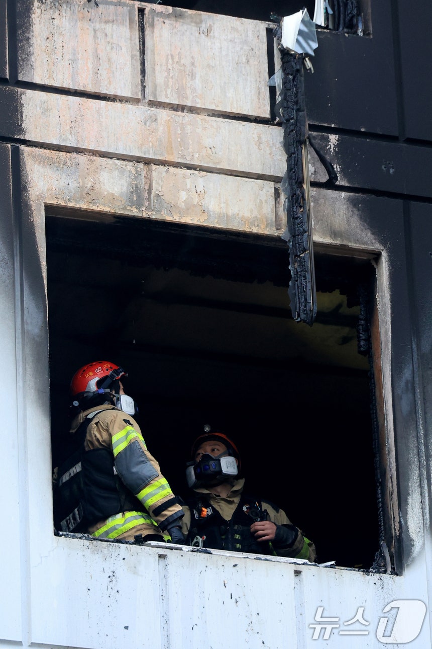 24일 오전 서울 송파구 방이동 한 아파트 5층에서 화재가 발생해 소방대원들이 현장을 살펴보고 있다.2025.12.24/뉴스1 ⓒ News1 이호윤 기자
