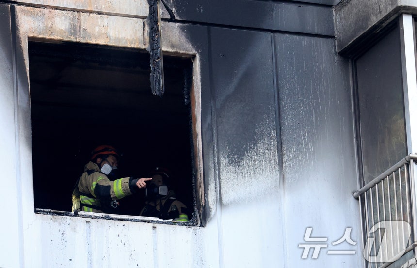24일 오전 서울 송파구 방이동 한 아파트 5층에서 화재가 발생해 소방대원들이 현장을 살펴보고 있다.2025.12.24/뉴스1 ⓒ News1 이호윤 기자