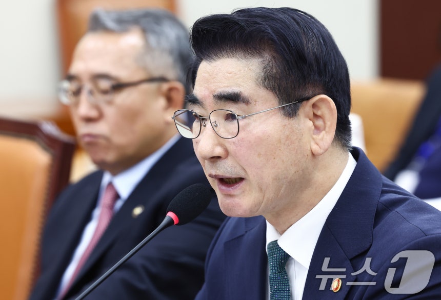 김용현 국방부 장관이 28일 오전 서울 여의도 국회에서 열린 국방위원회 전체회의에서 의원 질의에 답변하고 있다.2024.11.28/뉴스1 ⓒ News1 김민지 기자