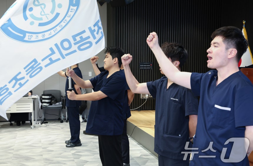 유청준 전국전공의노동조합 위원장과 집행부가 서울 용산구 대한의사협회에서 열린 전공의노조 출범식에서 노동조합 깃발을 흔들고 있다./뉴스1 ⓒ News1 김도우 기자