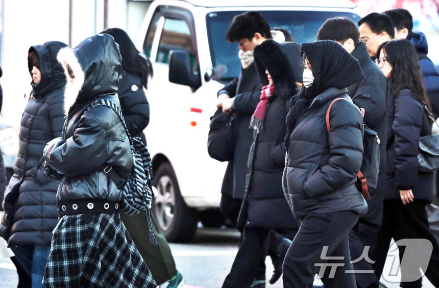 절기상 동지인 지난 22일 오전 서울 광화문사거리에서 출근길 시민들이 발걸음을 재촉하고 있다.2025.12.22/뉴스1 ⓒ News1 황기선 기자