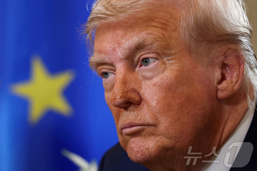 EU기 앞의 트럼프 미국 대통령.2025.07.27 ⓒ 로이터=뉴스1 ⓒ News1 이지예 객원기자