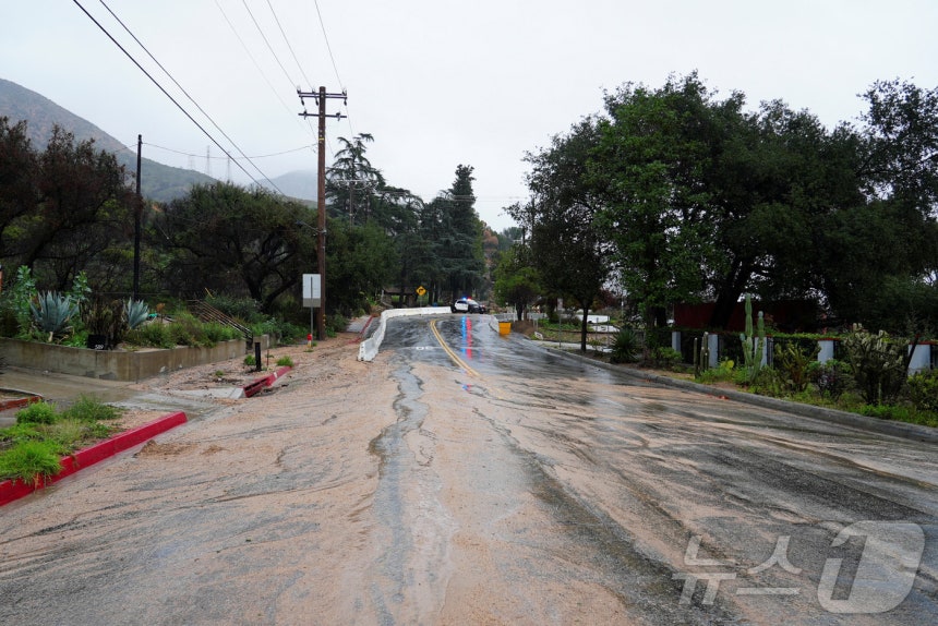 미국 캘리포니아 남부 지역에서 24일(현지시간) 심각한 폭우가 발생해 토사와 빗물이 도로를 덮고 있다.2025.12.24 ⓒ 로이터=뉴스1 ⓒ News1 강민경 기자