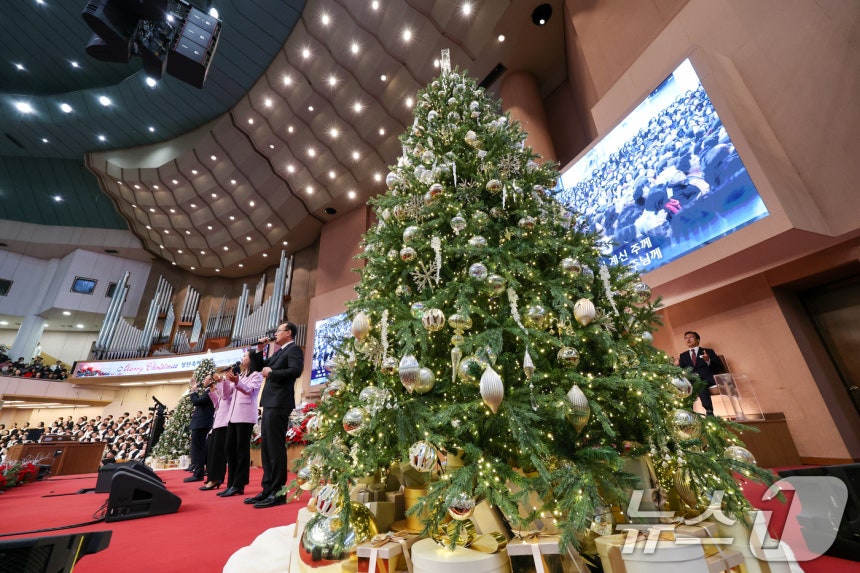 크리스마스인 25일 서울 영등포구 여의도순복음교회를 찾은 성도들이 2025 성탄 축하예배를 드리고 있다.2025.12.25/뉴스1 ⓒ News1 안은나 기자