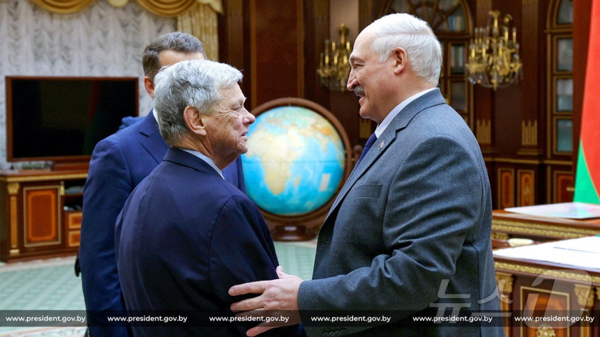 루카셴코 벨라루스 대통령(오른쪽)과 존 콜 미국 특사.2025.12.12 ⓒ 로이터=뉴스1 ⓒ News1 이지예 객원기자