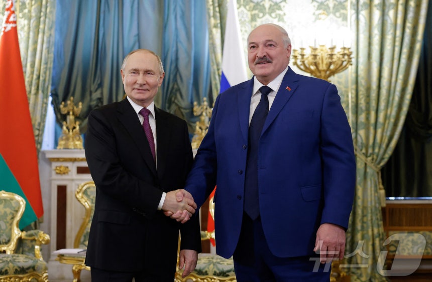 블라디미르 푸틴 러시아 대통령이 3월 13일(현지시간) 모스크바 크렘린 궁에서 알렉산드르 루카셴코 벨라루스 대통령과 만나 악수를 하고 있다.2025.03.14 ⓒ 로이터=뉴스1 ⓒ News1 우동명 기자