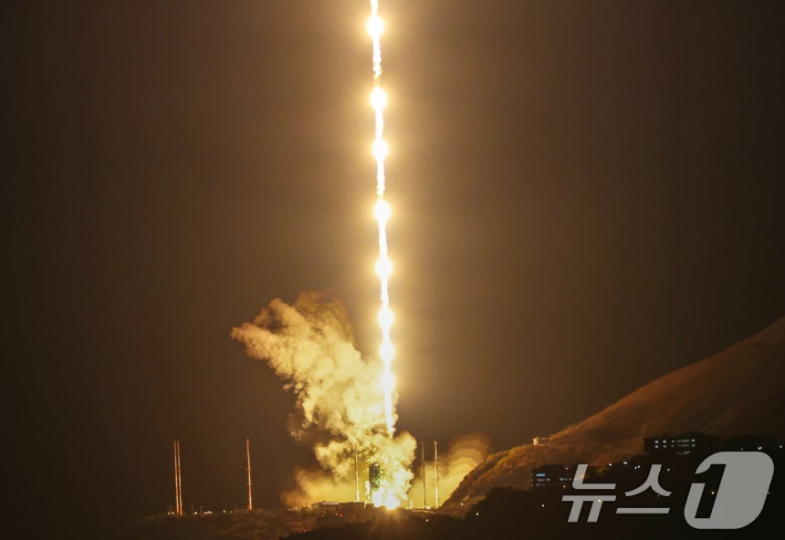 한국형 발사체 누리호(KSLV-Ⅱ)가 27일 새벽 전남 고흥군 나로우주센터에서 4차 발사를 맞아 우주로 날아오르고 있다.차세대중형위성 3호(1기)를 비롯해 큐브위성 12기 등 총 13기의 위성을 실은 누리호는 오로