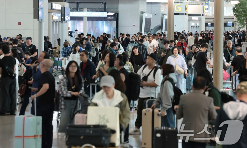 인천국제공항 제1여객터미널 출국장이 여행객들로 북적이는 모습/뉴스1 ⓒ News1 권현진 기자