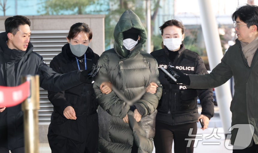 마약 혐의로 경찰 수사 대상에 오른 상황에서 해외로 도피했다가 체포된 남양유업 창업주의 외손녀 황하나 씨가 26일 경기 안양시 동안구 수원지방법원 안양지원에서 열린 구속 전 피의자 심문(영장실질심사)에 출석하고 있다