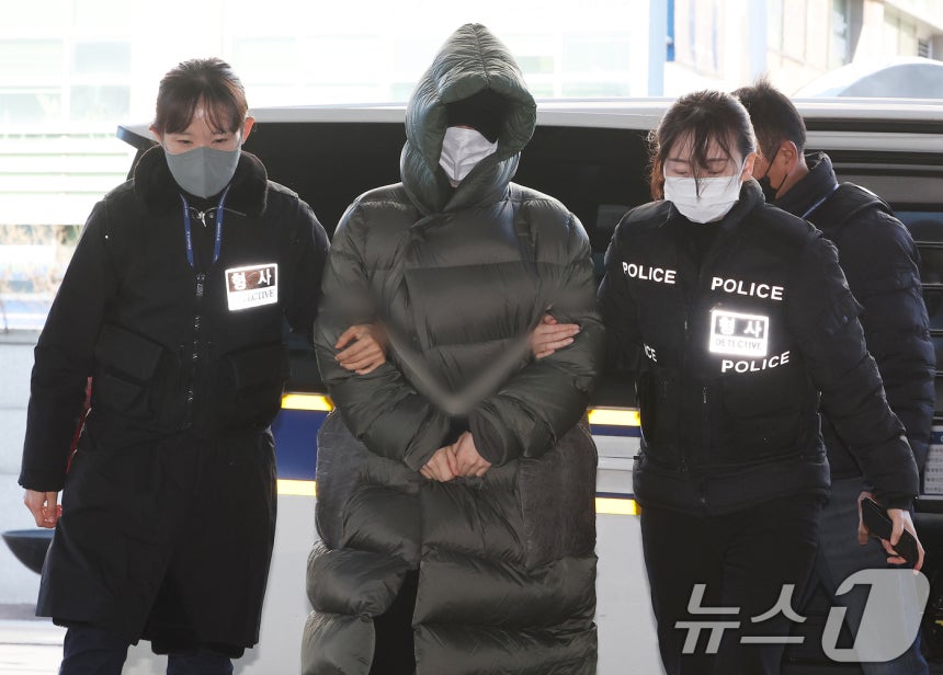 마약 혐의로 경찰 수사 대상에 오른 상황에서 해외로 도피했다가 체포된 남양유업 창업주의 외손녀 황하나 씨가 26일 경기 안양시 동안구 수원지방법원 안양지원에서 열린 구속 전 피의자 심문(영장실질심사)에 출석하고 있다
