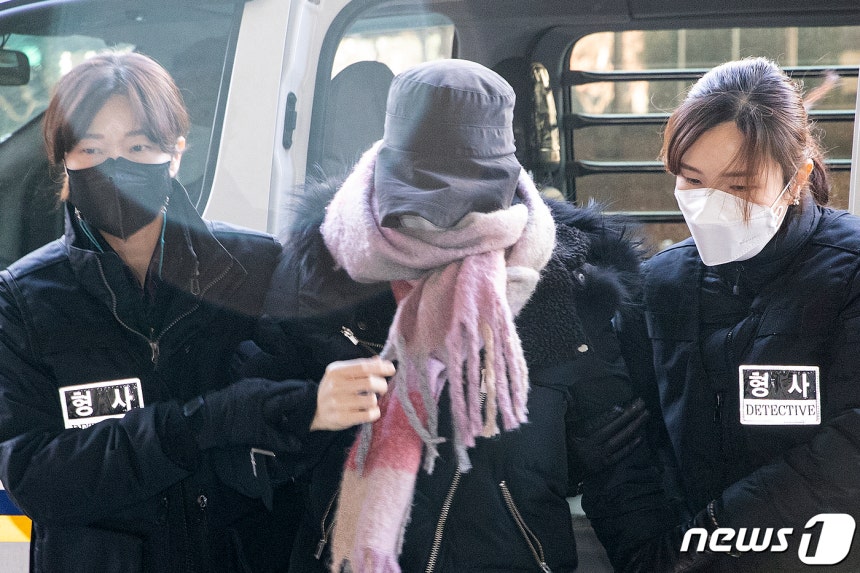 집행유예 기간 중 또다시 마약을 투약했다는 의혹을 받는 남양유업 창업주의 외손녀 황하나씨가  지난 2021년  1월 7일 오전 서울 마포구 서울서부지방법원에서 열린 구속 전 피의자심문(영장실질심사)에 출석하는 모습.