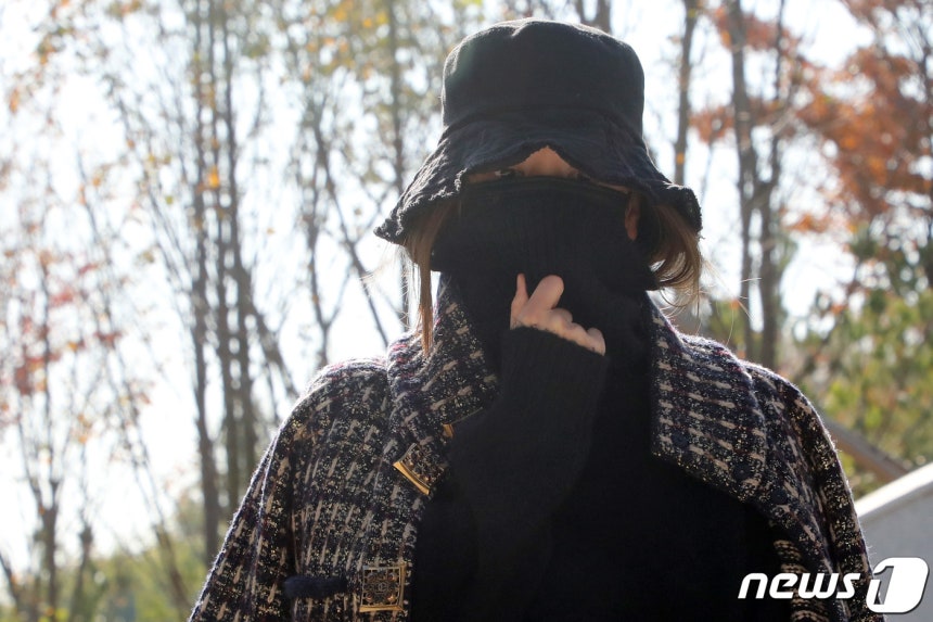 마약 투약 혐의로 1심에서 집행유예를 선고 받고 풀려난 황하나씨가 지난 2019년 11월 8일 오전 경기도 수원시 영통구 수원지방법원에서 열린 항소심 선고 공판에서 집행유예를 선고받은 후 법원을 나서는 모습. 201