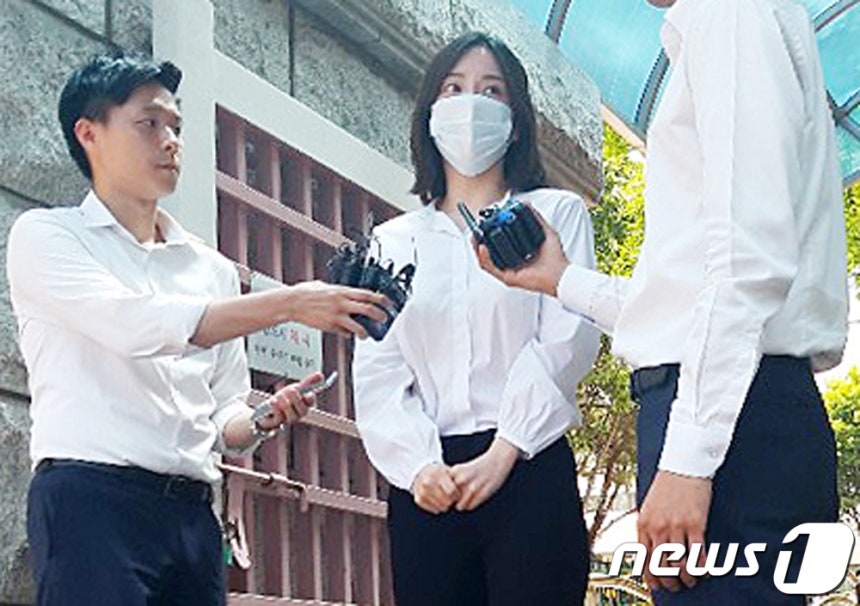 필로폰 투약 혐의로 구속기소된 황하나씨가 지난 2019년 7월 19일 오전 경기도 수원시 수원구치소에서 석방되는 모습. 수원지지방법원은 이날 마약류 관리에 관한 법률 위반 혐의로 기소된 황씨에게 징역 1년에 집행유예
