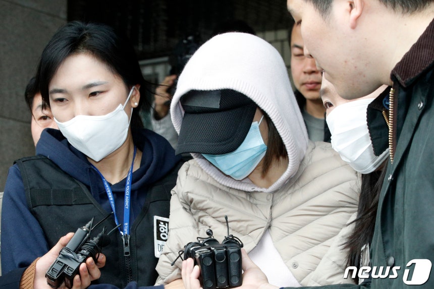 마약투약 혐의를 받고 있는 남양유업 창업주의 외손녀 황하나 씨가 지난 2019년 4월6일 오후 경기 수원 영통구 수원남부경찰서에서 영장실질심사를 위해 수원지방법원으로 향하는 모습. 2019.4.6/뉴스1 ⓒ News