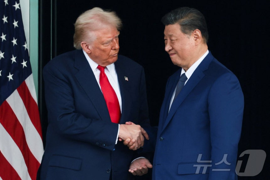 도널드 트럼프 미국 대통령(왼쪽)과 시진핑 중국 국가주석이 30일 부산 김해국제공항 옆 김해공군기지에서 정상회담을 마친 뒤 악수를 나누고 있다.2025.10.30/뉴스1 ⓒ 로이터=뉴스1 ⓒ News1 박지혜 기자