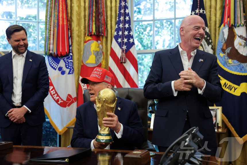 도널드 트럼프 미국 대통령이 8월 22일(현지시간) 워싱턴DC 백악관 집무실에서 '트럼프가 전부 옳았다!'(Trump Was Right About Everything!)라고 적힌 모자를 쓴 채 FIFA 월드컵 트로피