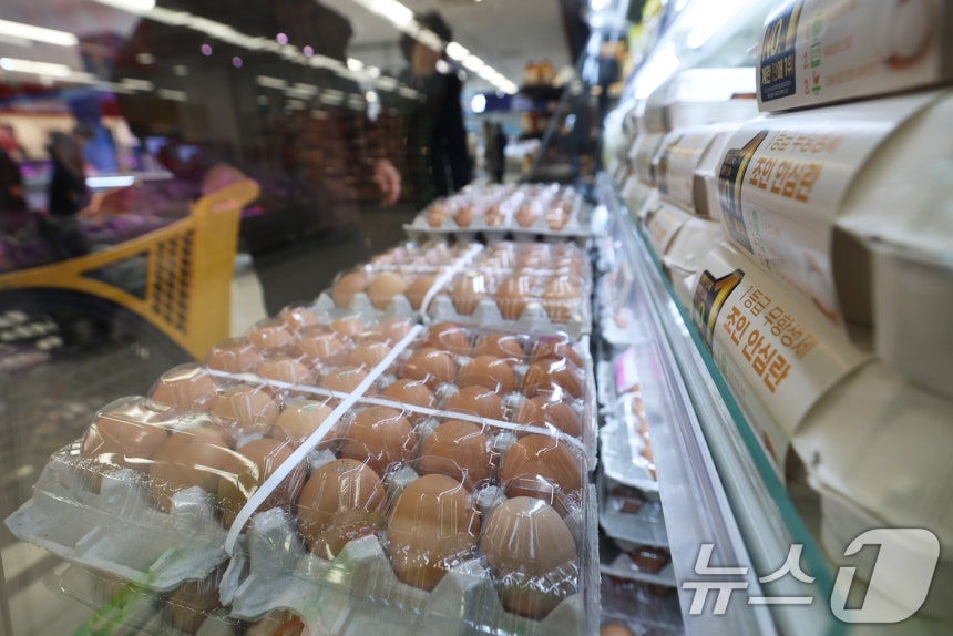 산란계 농장 고병원성 조류 인플루엔자(AI) 확산으로 계란 소비자가격이 급등하는 가운데 26일 서울 시내의 한 대형마트에 계란이 진열돼 있다.축산물품질평가원 축산유통정보에 따르면 계란 특란 한 판(30개) 평균 소