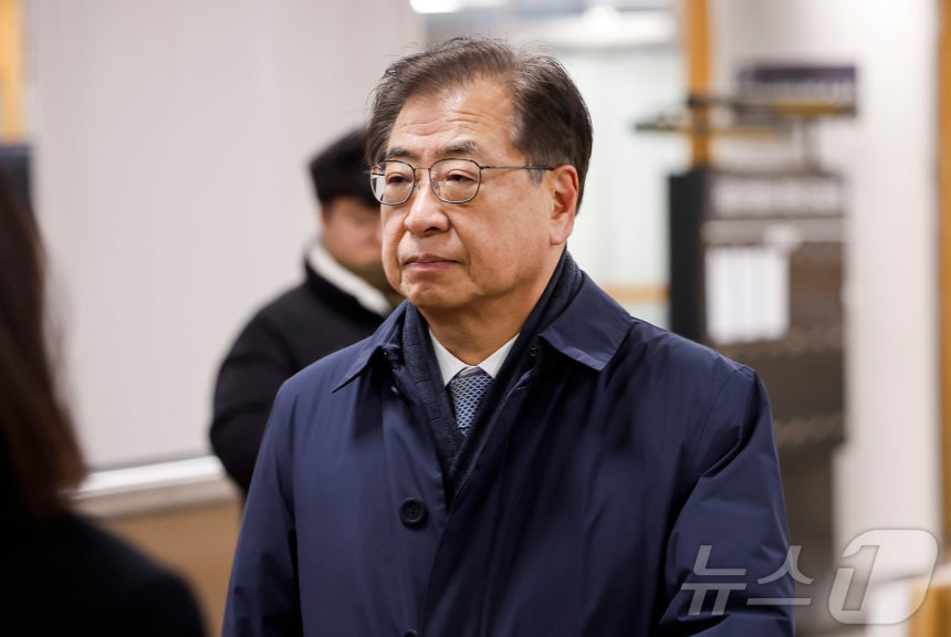 '서해 공무원 피격 사건' 은폐 시도 및 '월북몰이' 혐의로 재판에 넘겨진 서훈 전 국가안보실장이 26일 서울 서초구 서울중앙지방법원에서 열린 선고기일에 출석하고 있다.(공동취재) 2025.12.26/뉴스1 ⓒ N