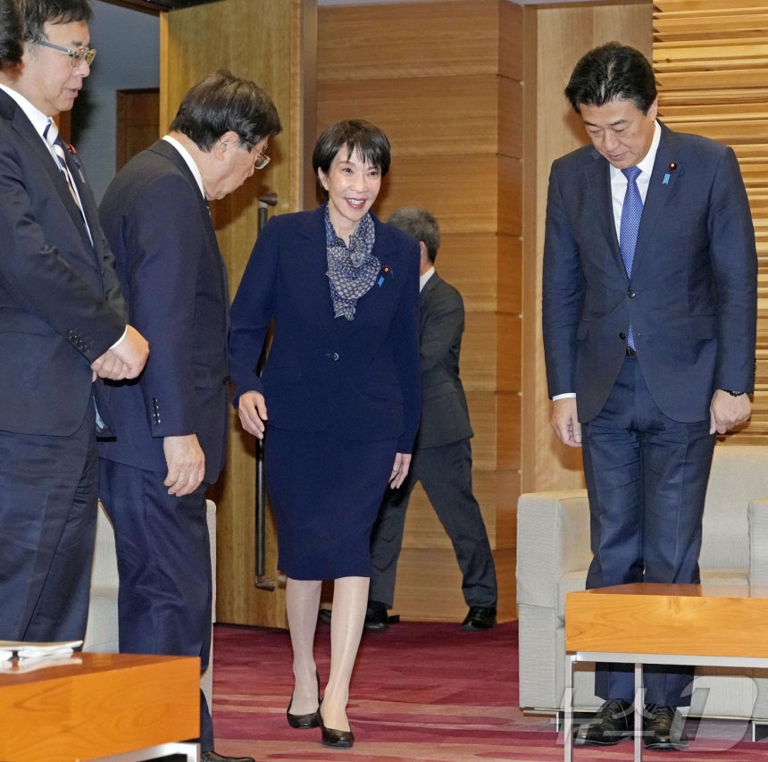 26일(현지시간) 다카이치 사나에 일본 총리가 도쿄 총리관저의 각의(국무회의) 회의실에 입장하고 있다.사진은 교도통신 제공.2025.12.26 ⓒ 로이터=뉴스1 ⓒ News1 김지완 기자