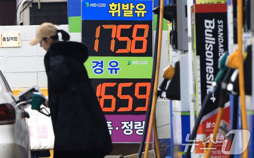 = 서울시내의 한 주유소의 모습.2025.12.24/뉴스1 ⓒ News1 이호윤 기자