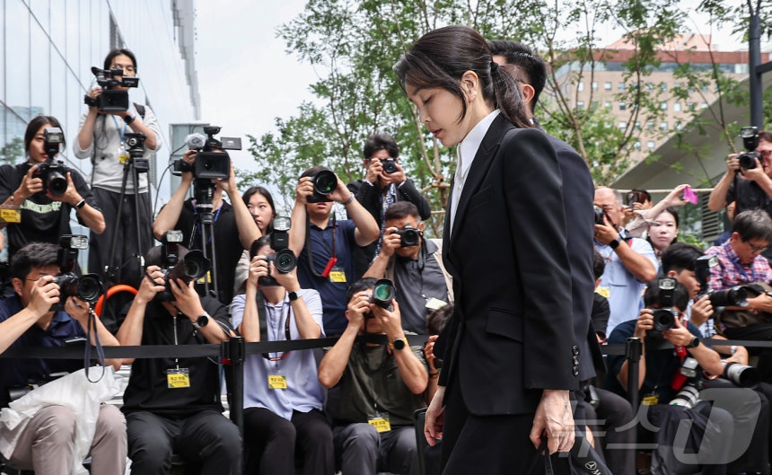 윤석열 전 대통령 부인 김건희 여사가 지난 8월 6일 서울 종로구에 마련된 김건희 특검팀(특별검사 민중기) 사무실로 조사를 받기 위해 출석하고 있다.2025.8.6/뉴스1 ⓒ News1 김도우 기자